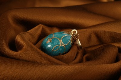 Lot 33 - An enamel egg pendant, on a 9 carat yellow...