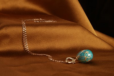 Lot 33 - An enamel egg pendant, on a 9 carat yellow...
