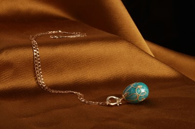 Lot 33 - An enamel egg pendant, on a 9 carat yellow...