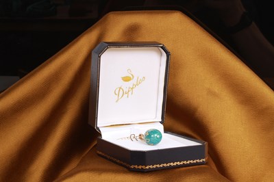 Lot 33 - An enamel egg pendant, on a 9 carat yellow...