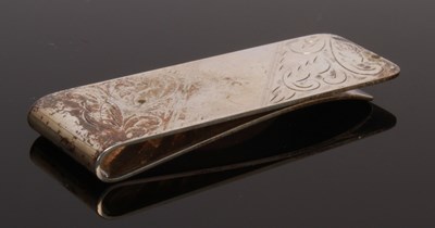 Lot 123 - An etched silver money clip, 17g