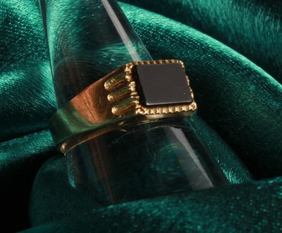 Lot 61 - A 9 carat yellow gold jet ring, size Q, 2.9g