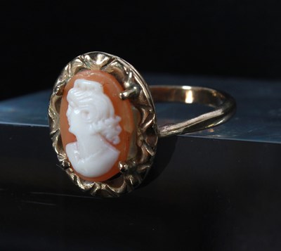 Lot 72 - A 9 carat yellow gold carved cameo ring, size...