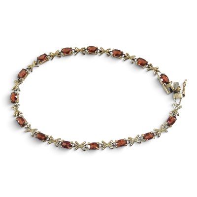 Lot 78 - A 9 carat gold garnet bracelet, 5g, 18cm long