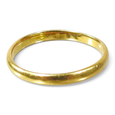 Lot 17 - A 22 carat gold ring, 4g, size S, boxed