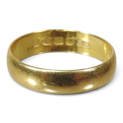 Lot 1 - A 22 carat gold ring, 4g, size P, boxed