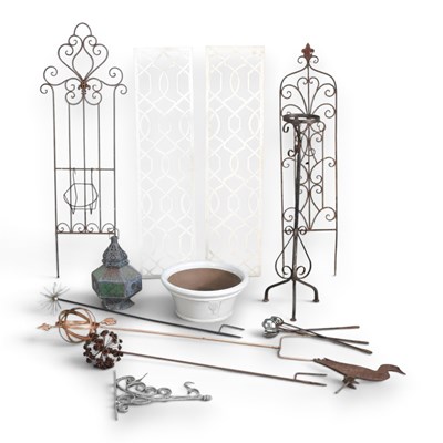 Lot 581 - A pair of garden trellis, each 122 x 30cm,...