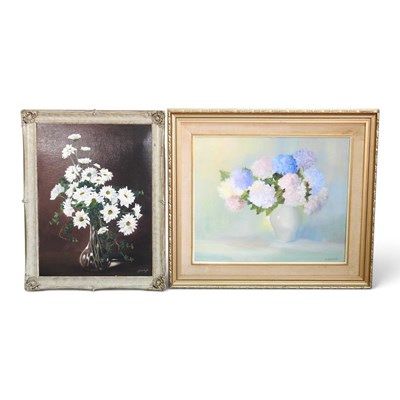 Lot 316 - James Knight, 20th century, marguerite daisies,...