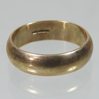 Lot 4 - A 9 carat gold wedding band