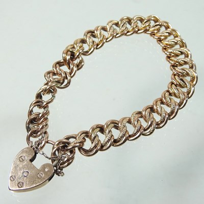 Lot 16 - An unmarked curb link bracelet