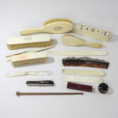 Lot 15 - A collection of early 20th century dressing table items
