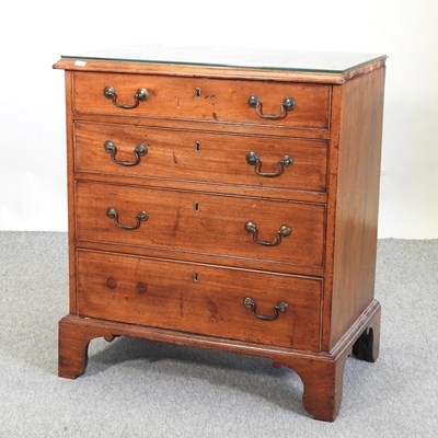 Lot 586 - A George III mahogany bachelor's chest of drawers