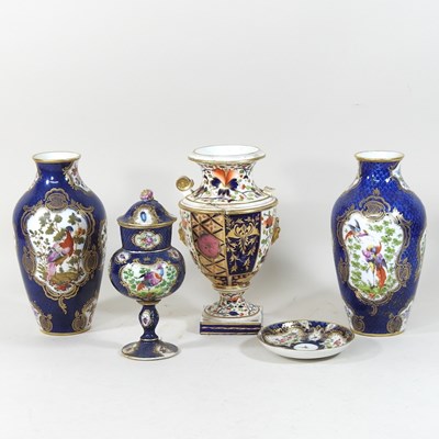 Lot 70 - A pair of Worcester style vases