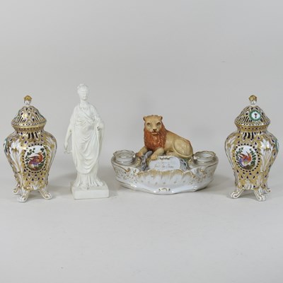Lot 77 - A Paris porcelain desk stand