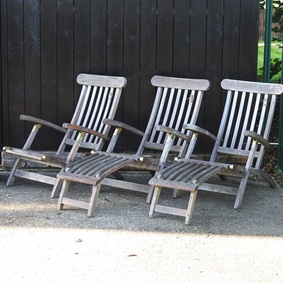 Lot 341 - A teak garden steamer chair