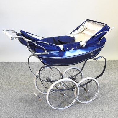 Lot 431 - A vintage Silver Cross doll's pram