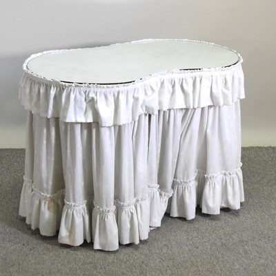 Lot 425 - A kidney shaped dressing table