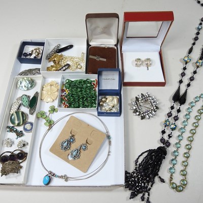 Lot 51 - A collection of costume jewellery