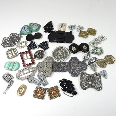 Lot 103 - A collection of costume jewellery