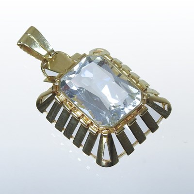 Lot 101 - A topaz pendant