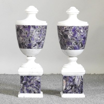 Lot 535 - A pair of marble urns