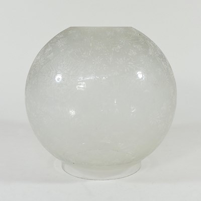 Lot 119 - An oil lamp shade