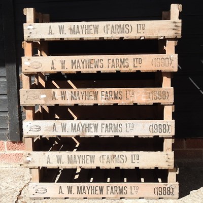 Lot 320 - A collection of fruit trays