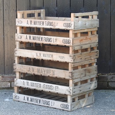 Lot 375 - A collection of fruit trays