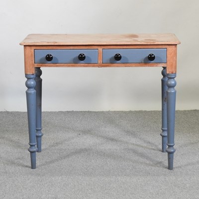 Lot 437 - A Victorian walnut side table