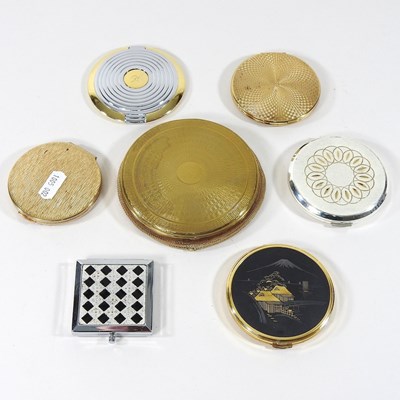 Lot 67 - A collection of compacts