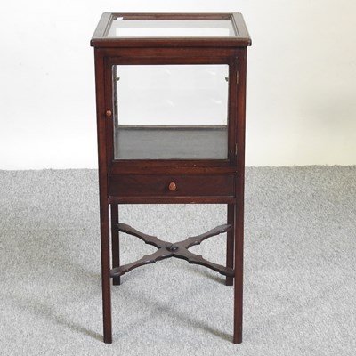 Lot 654 - An Edwardian display table