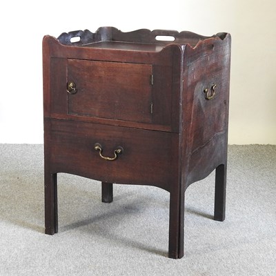 Lot 516 - A tray top commode