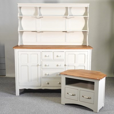 Lot 442 - A dresser and cabinet