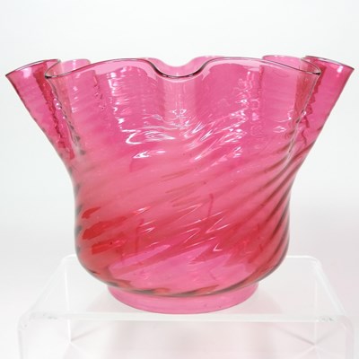 Lot 61 - An oil lamp shade