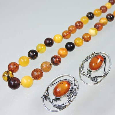 Lot 56 - An amber necklace and earrings