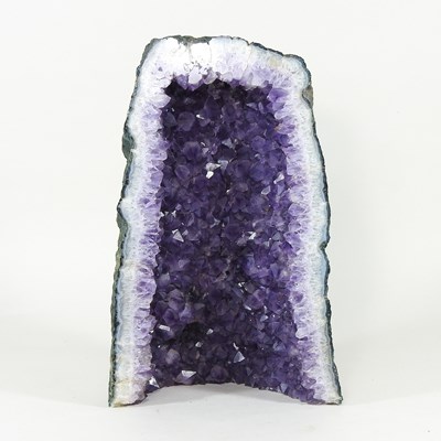 Lot 134 - An amethyst geode