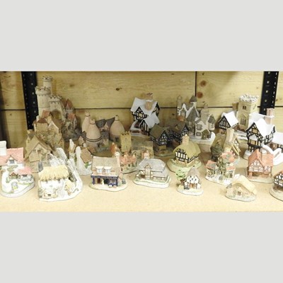 Lot 129 - A collection of David Winter cottages