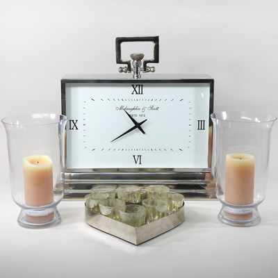 Lot 158 - A large modern mantel clock