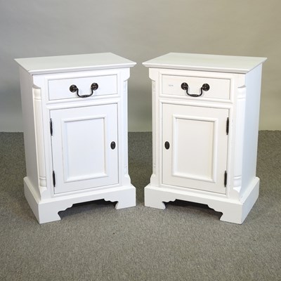 Lot 433 - A pair of bedside cabinet