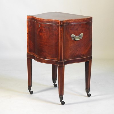 Lot 29 - A Regency cellarette