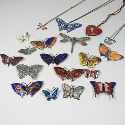 Lot 15 - A collection of jewellery