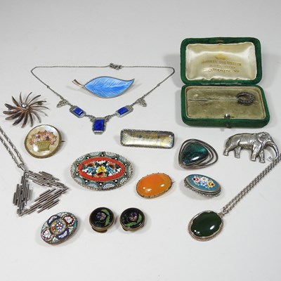 Lot 123 - A collection of jewellery