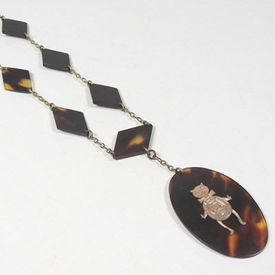 Lot 8 - A bead necklace