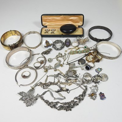 Lot 97 - A collection of costume jewellery