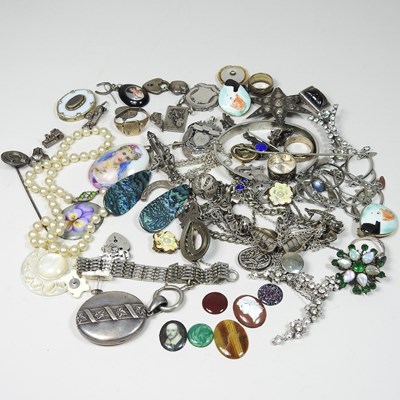Lot 77 - A collection of costume jewellery