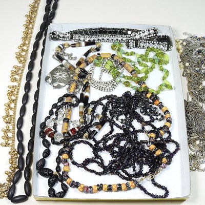 Lot 93 - A collection of costume jewellery