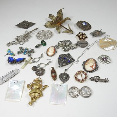 Lot 5 - A collection of costume jewellery
