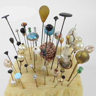 Lot 4 - A collection of vintage hat pins