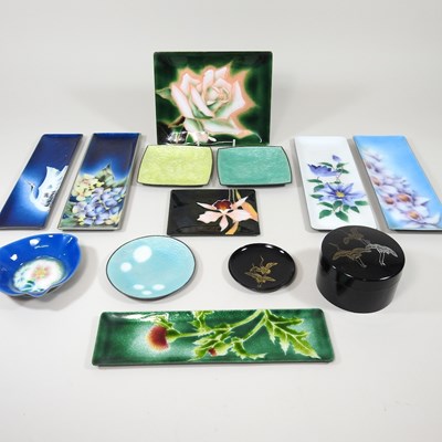 Lot 28 - A collection of enamel items
